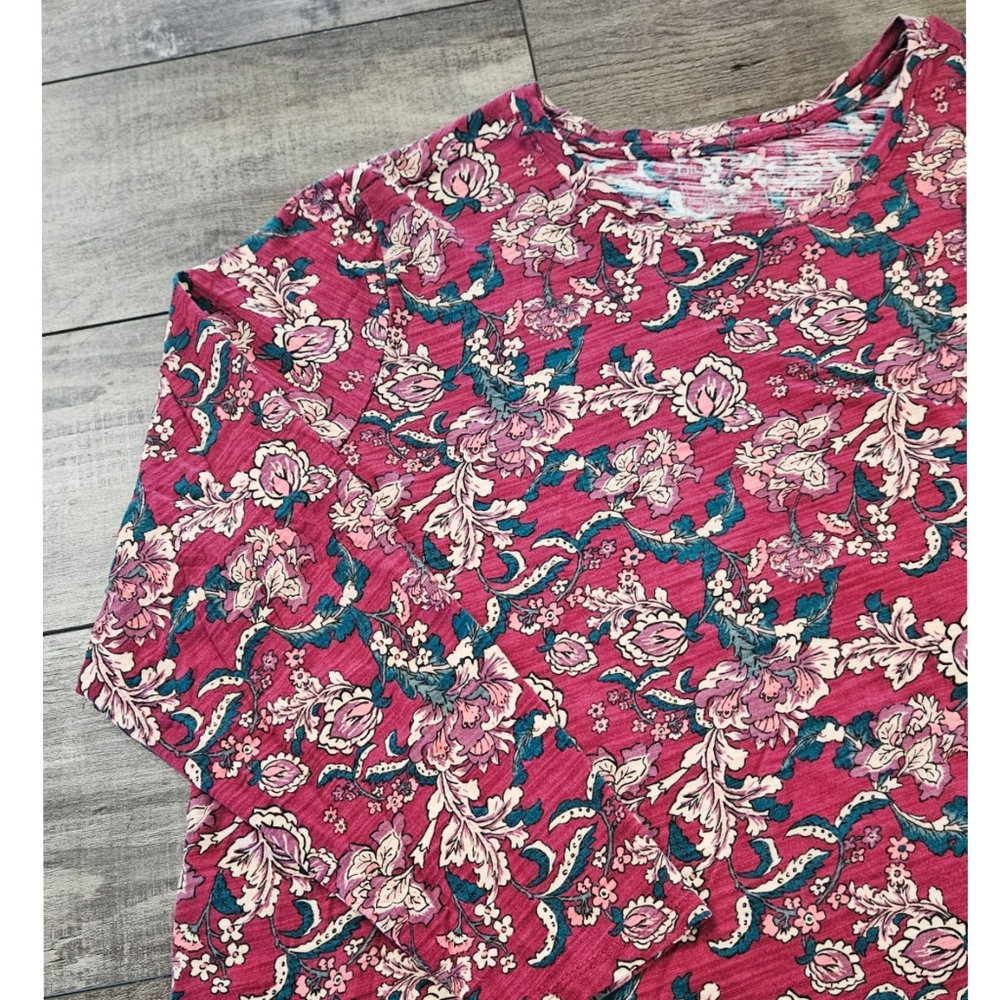 ✨FREE✨ BLUE SOL Red Floral Tee Blouse Size 2X
